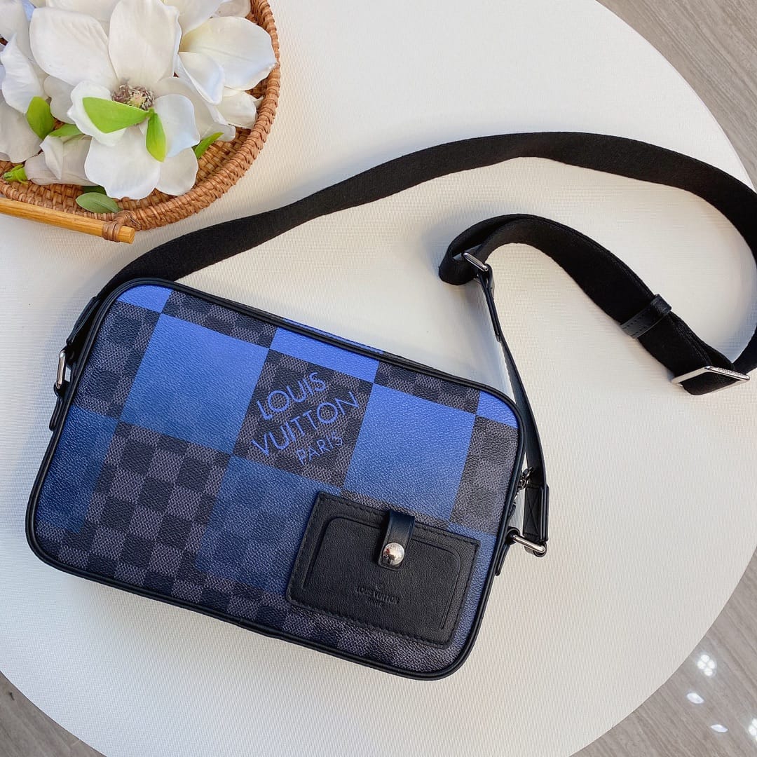 MIKE KAGEE FASHION BLOG: LOUIS VUITTON DEBUTS NEW BAG COLLECTION